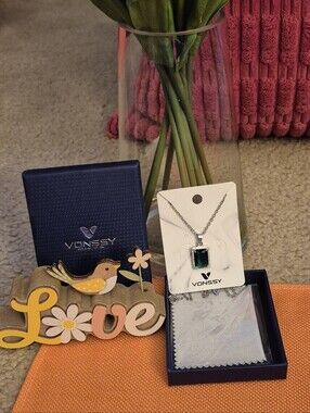 Women’s Green Stone 18k Platinum Necklace. WORN 1X